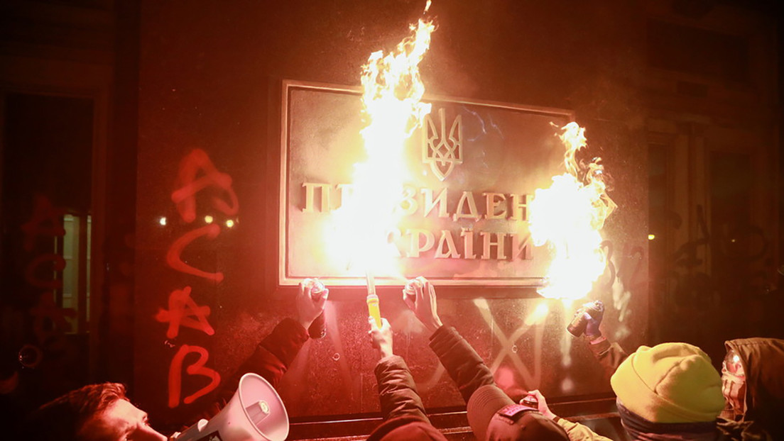 Prenden fuego y vandalizan el exterior de la oficina del presidente de Ucrania en Kiev (VIDEOS)