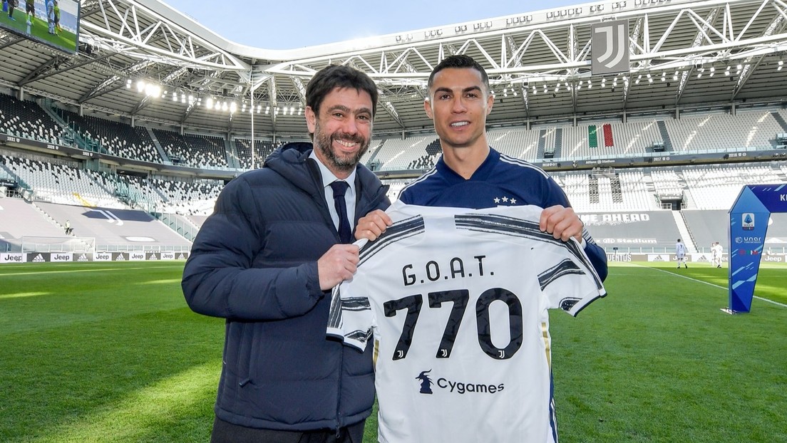 mejor de todos los tiempos": Presidente de la Juventus regala Cristiano Ronaldo una camiseta por su récord de 770 goles - RT