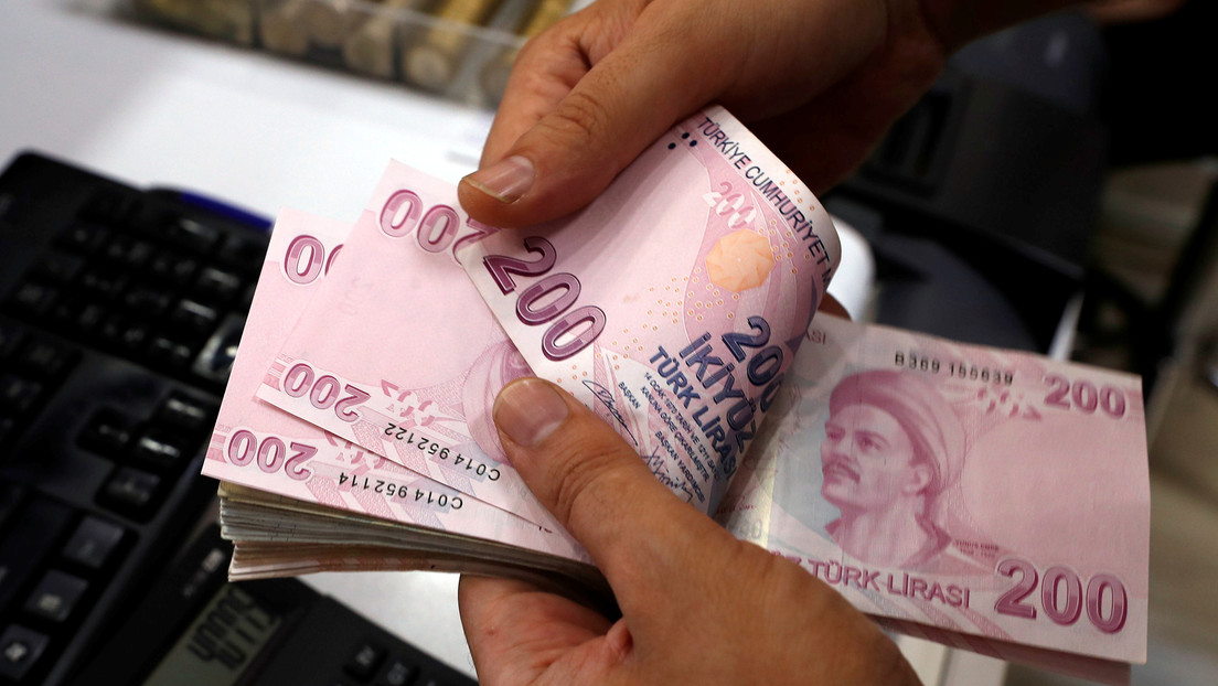 La lira turca se desploma casi el 16% y causa las caídas del peso mexicano y el real brasileño por el despido del jefe del Banco Central de Turquía