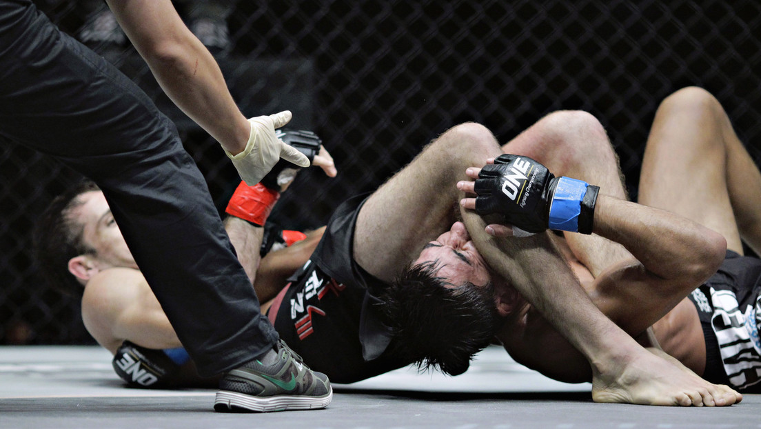 VIDEO: Un luchador de MMA sigue golpeando a su oponente tras ganar por nocaut y desata una riña colectiva