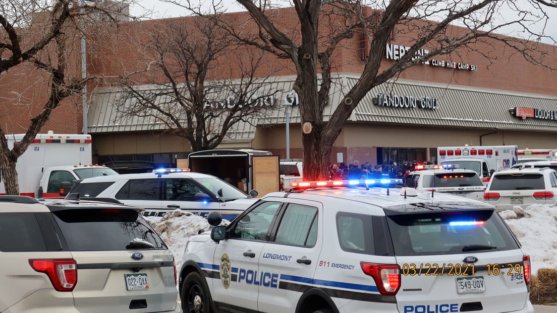 10 personas, entre ellas un policía, mueren en un tiroteo en un centro comercial en Colorado