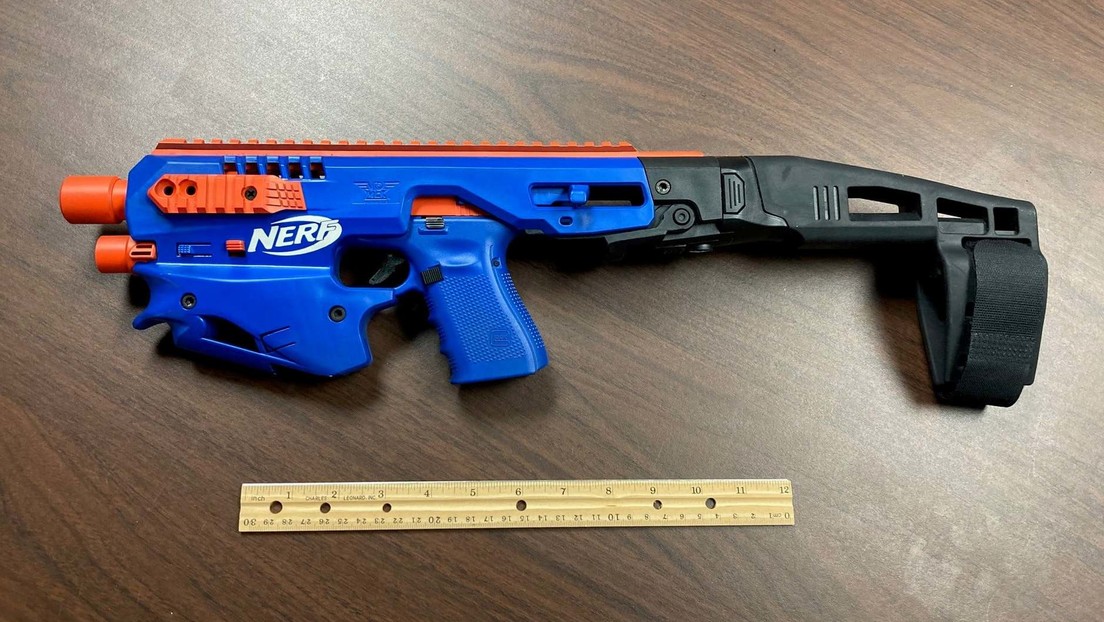 Policía estadounidense confisca durante un cateo antinarcóticos una pistola modificada para parecer una popular arma de juguete