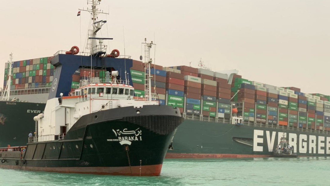 FOTOS: Un gigantesco buque carguero encalla en el canal de Suez y bloquea el tránsito marítimo en ambas direcciones