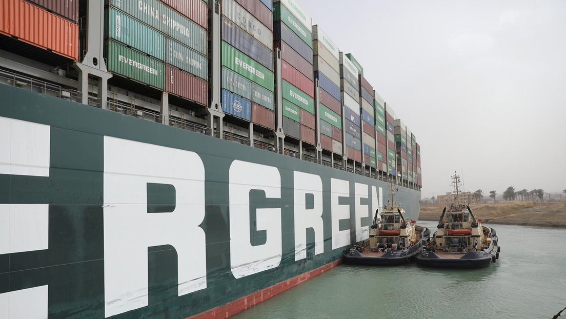 El canal de Suez suspende la navegación tras encallar un carguero y formarse un atasco