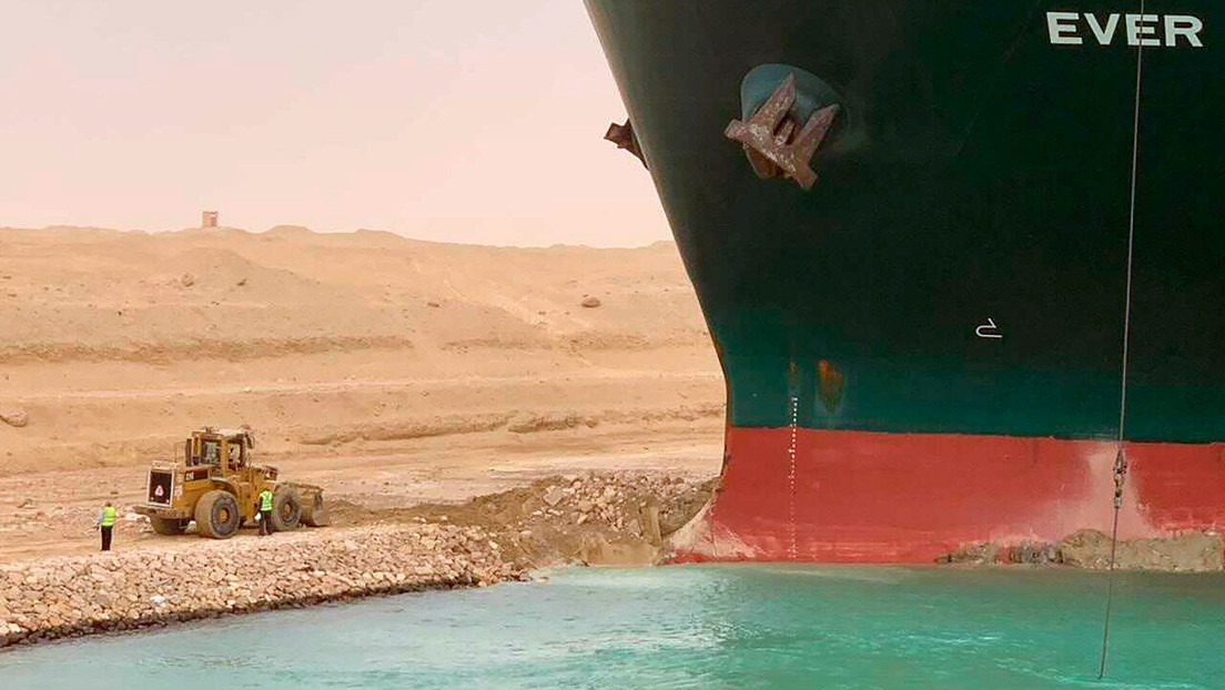 El buque encallado en el canal de Suez y la pequeña excavadora que trata de liberarlo provocan una avalancha de memes