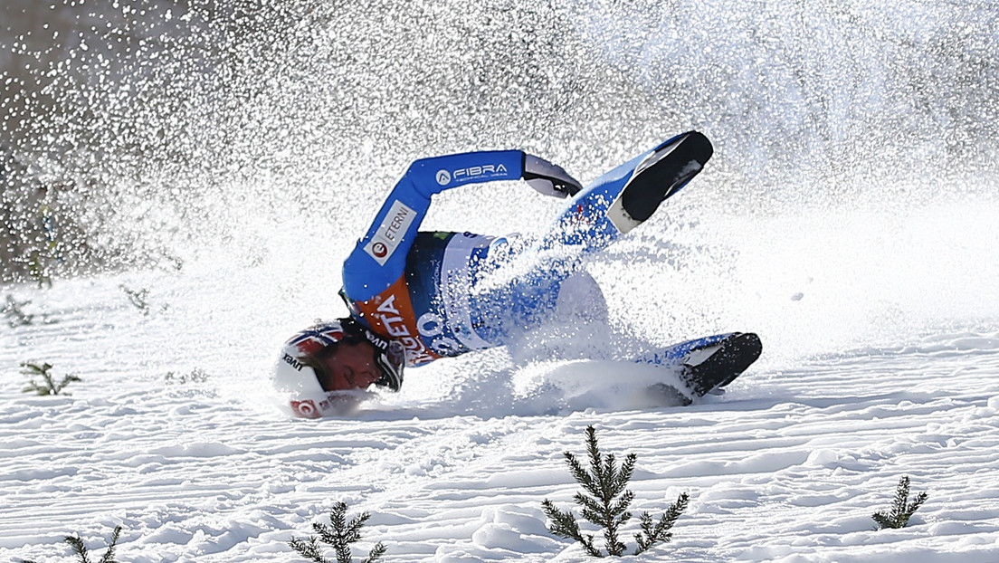 El campeón olímpico de salto de esquí por equipos sufre un aparatoso accidente tras perder el control en pleno vuelo (VIDEO)