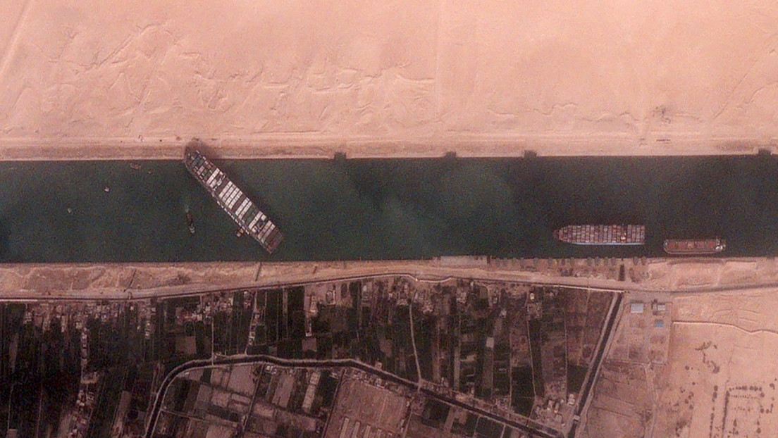 Cómo el enorme carguero varado en el Canal de Suez podría afectar la cadena de suministro global y los precios de gas y petróleo