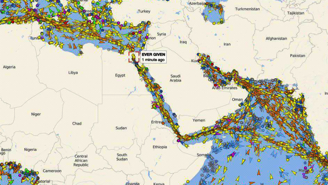 Una imagen de todos los barcos embotellados frente al Canal de Suez muestra cómo un carguero encallado puede paralizar el tránsito marítimo