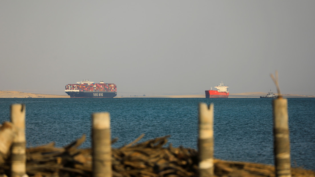 Analistas aconsejan en qué compañías invertir tras el atasco del canal de Suez