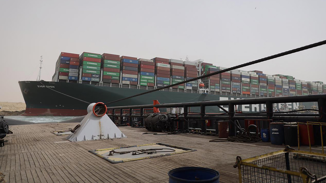 El carguero encallado en el canal de Suez le está costando 400 millones de dólares por hora a la economía global