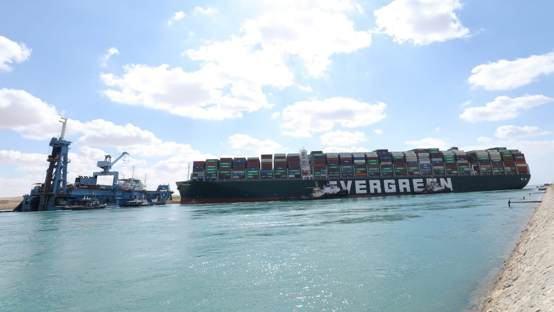 El propietario del carguero atascado en el canal de Suez espera que sea liberado el sábado