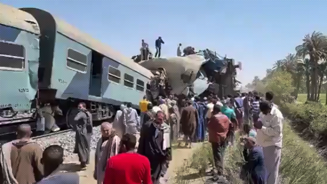 Primeras imágenes de la colisión de dos trenes que dejó decenas de muertos y heridos en Egipto
