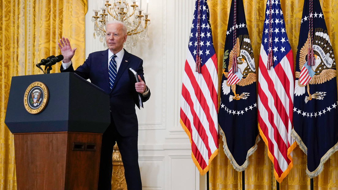 Captan apuntes con información clave y nombres de periodistas que Biden usó durante su primera rueda de prensa presidencial