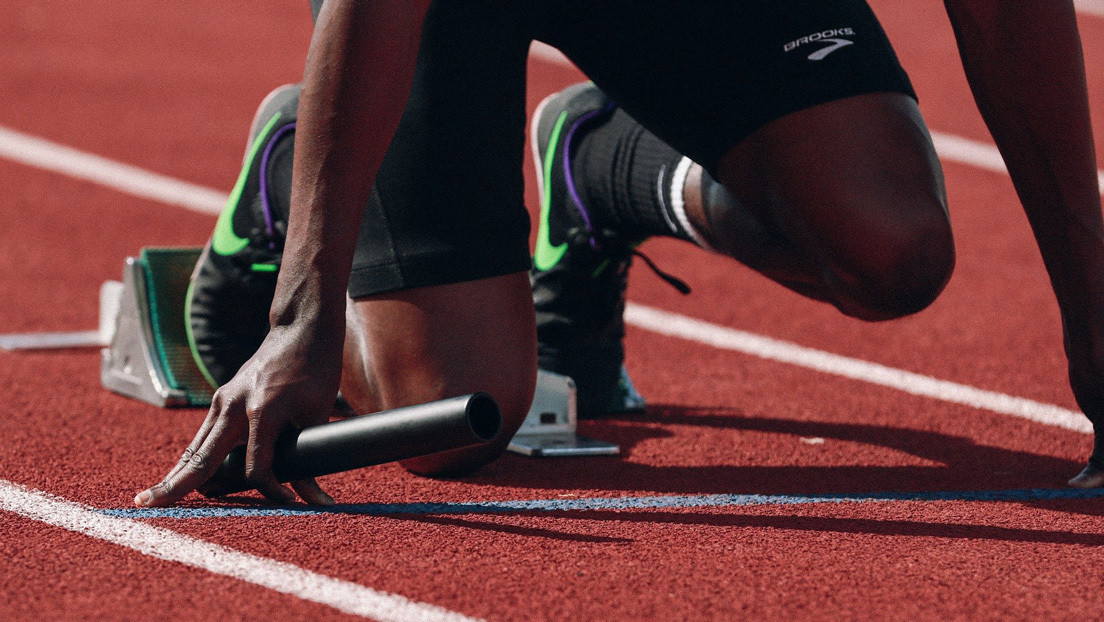 VIDEO: La bestial caída de un atleta después de ganar una carrera y desaparecer tras la valla protectora