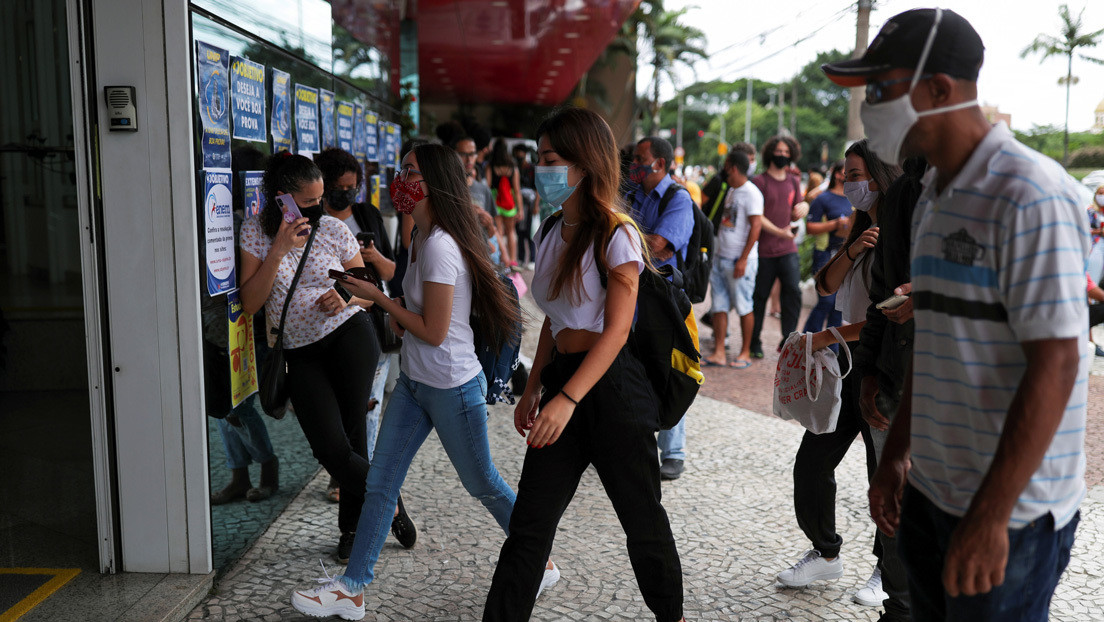 Por qué cada vez hay más jóvenes que enferman de covid-19 en Brasil