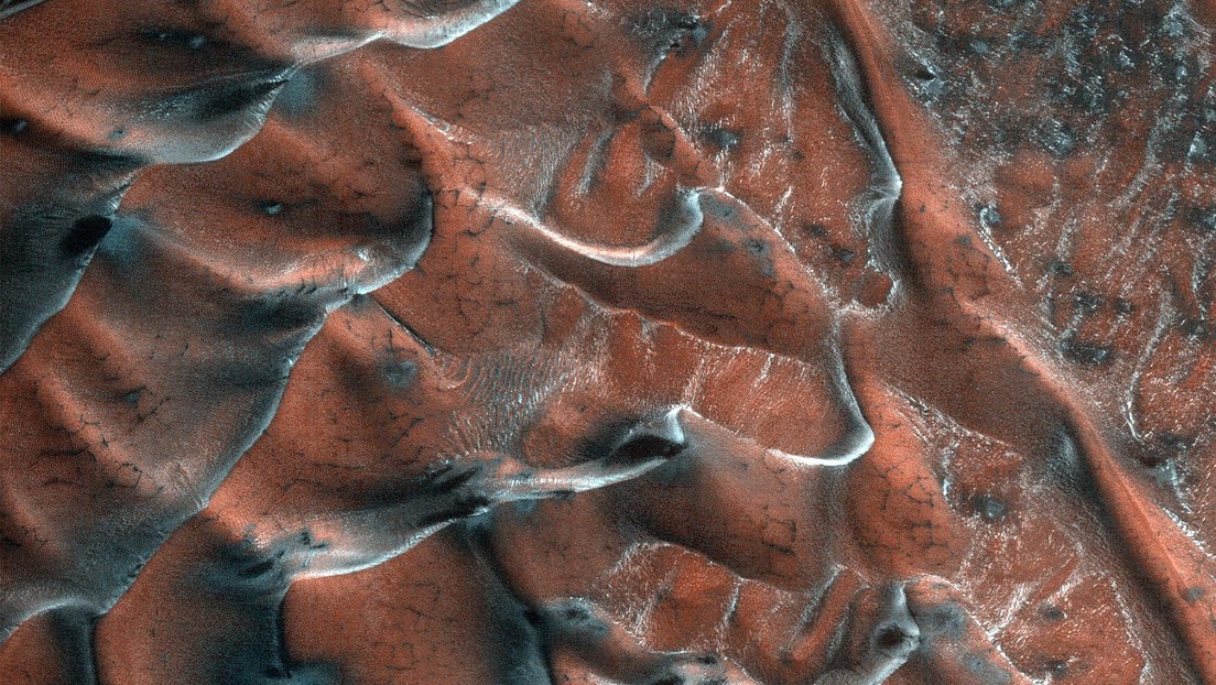 FOTO: Así brillan las dunas de arena de Marte dentro de un cráter de 5 km