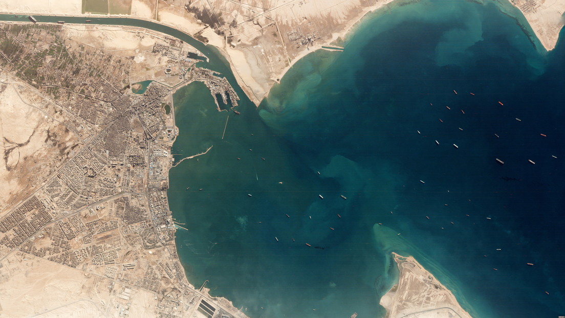 El número de embarcaciones que esperan pasar por el canal de Suez crece a 321