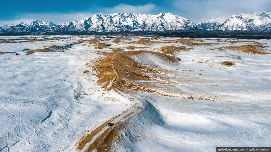 Fotos increíbles que muestran un 'desierto' en el sur de Siberia, cubierto de arena y nieve a la vez
