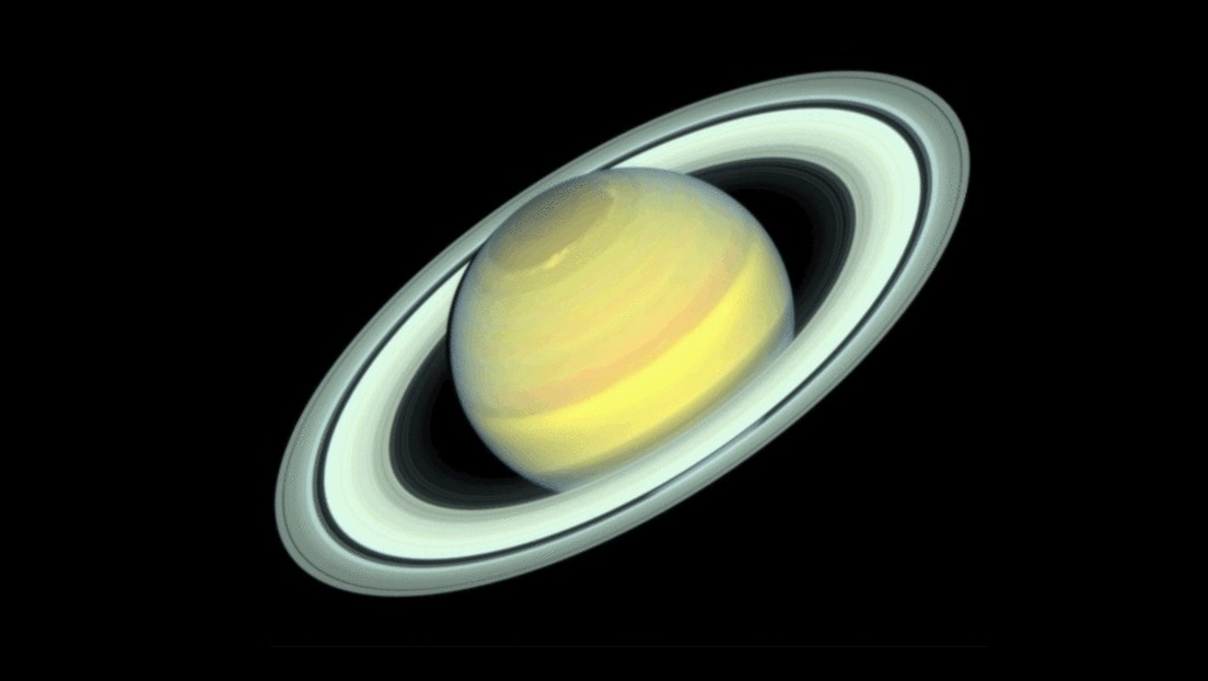 El Hubble muestra la colorida transición entre estaciones en Saturno