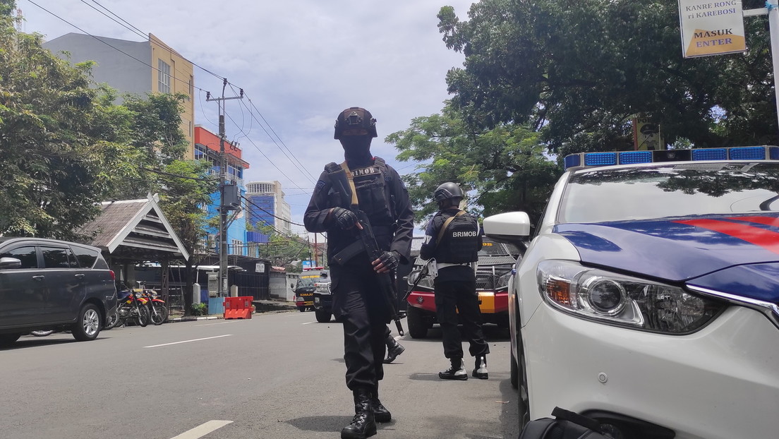 Captan el momento de la explosión en un presunto ataque suicida frente a una iglesia católica en Indonesia