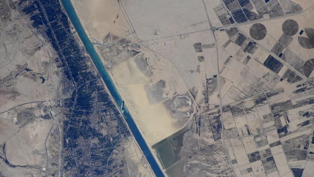 FOTOS: Captan el buque atrapado en el canal de Suez desde la Estación Espacial Internacional
