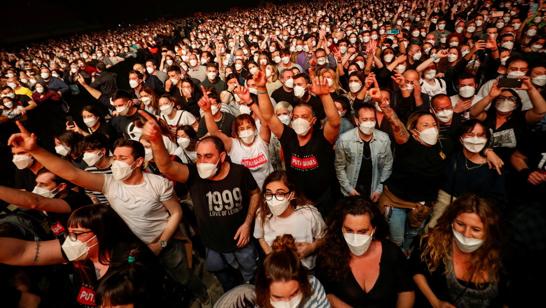 5.000 fanáticos acuden a un concierto en Barcelona tras pasar la prueba del coronavirus el mismo día (FOTOS)
