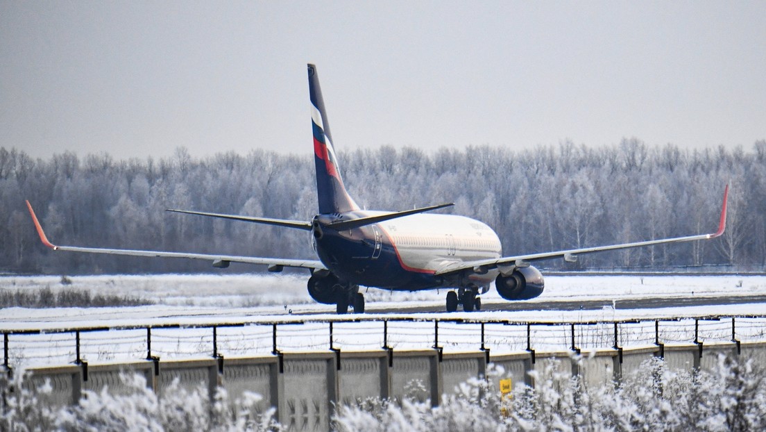 Un avión con 149 personas a bordo aterriza de emergencia en un aeropuerto en el sur de Rusia por un fallo mecánico