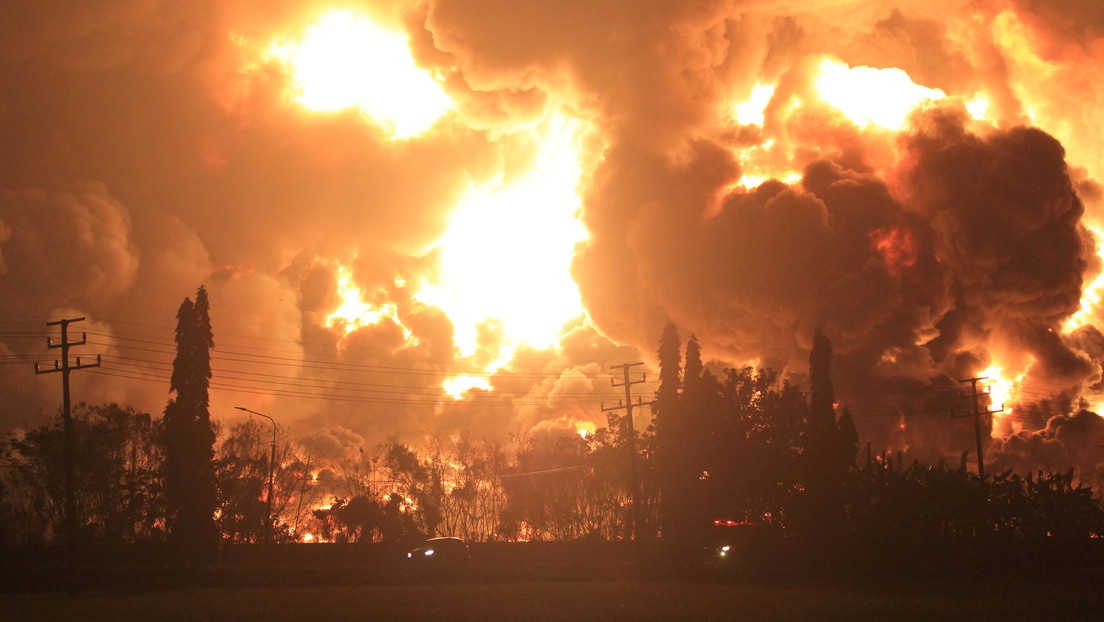 Varios heridos y casi mil evacuados tras una gran explosión en una refinería de petróleo en Indonesia (VIDEO)