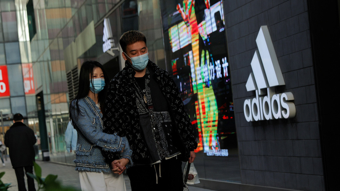 Pekín se desmarca del boicot nacional contra marcas occidentales que se negaron a usar algodón chino: "han indignado a la sociedad"