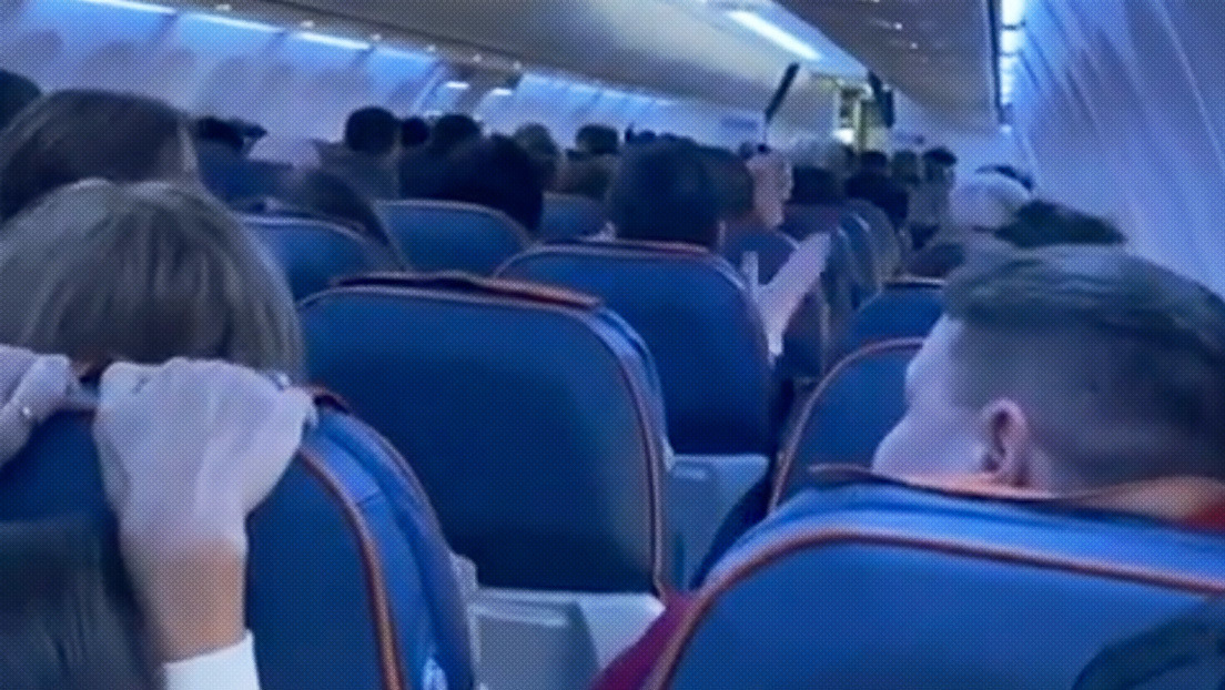 "Los niños lloraban, alguno rezaba": así se vivió en un avión de pasajeros la preparación para un aterrizaje de emergencia en Rusia (VIDEO)