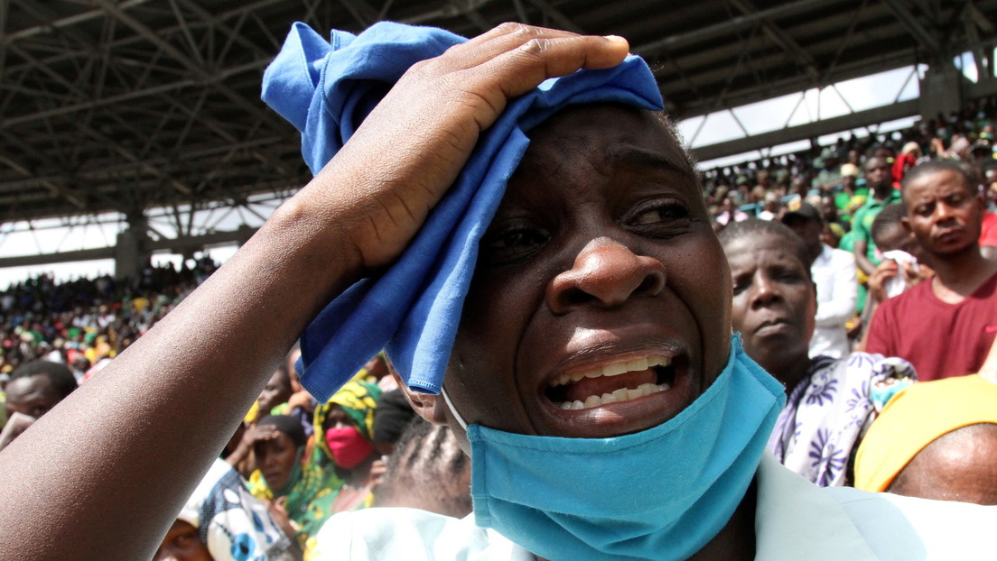 Una avalancha humana durante el funeral del presidente de Tanzania deja decenas de muertos