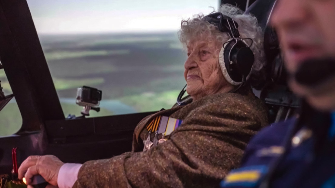 VIDEO: Veterana rusa de la Segunda Guerra Mundial de 99 años toma el mando de caza Su-34 en un simulador de vuelo