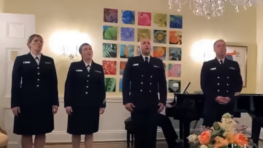 VIDEO: Miembros de la Marina de EE.UU. cantan una canción en hindi de una popular película de Bollywood
