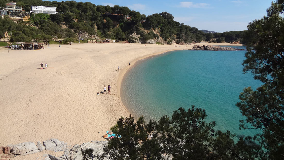 Vuelve el misterio de los monolitos metálicos: aparece uno en una playa de España (FOTOS)