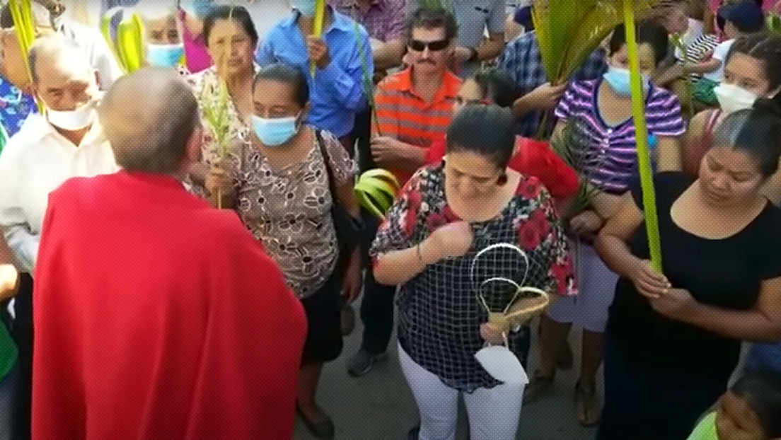 VIDEOS: Un cura le quita la mascarilla a varios fieles en Honduras y dice que es una "babosada"