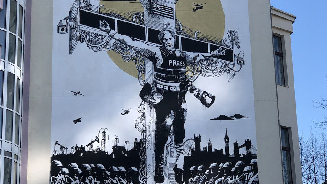 'Crucifixión colateral': inauguran en Berlín un mural dedicado a Julian Assange