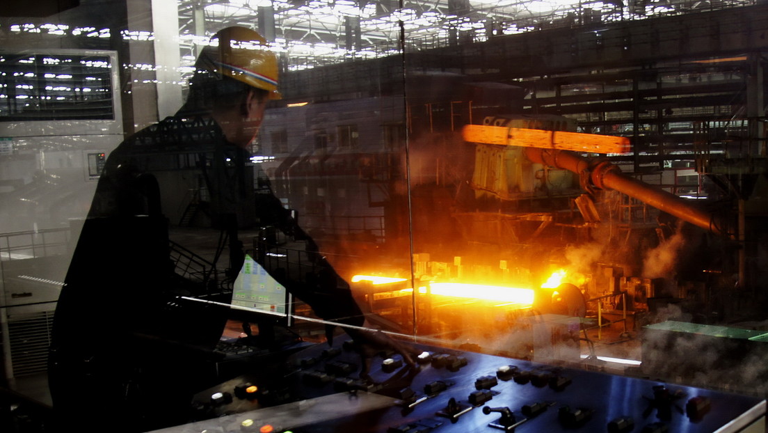Un obrero chino se lanza a un enorme horno con metal fundido tras perder una fortuna en la bolsa de valores