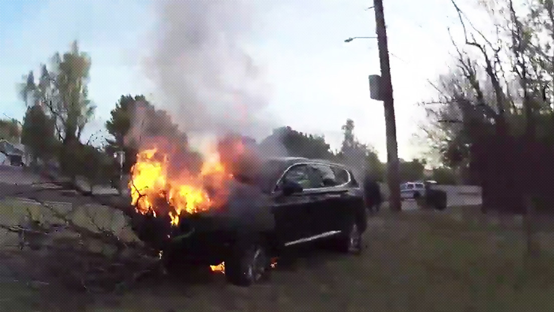 VIDEO: Dos policías sacan a un hombre de un coche en llamas tras romper la ventanilla con un extintor