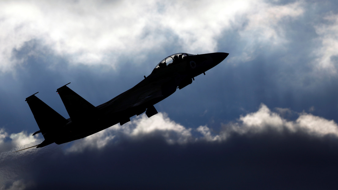 VIDEO: Un F-15 saudí abate un 'dron suicida' de los hutíes con un misil