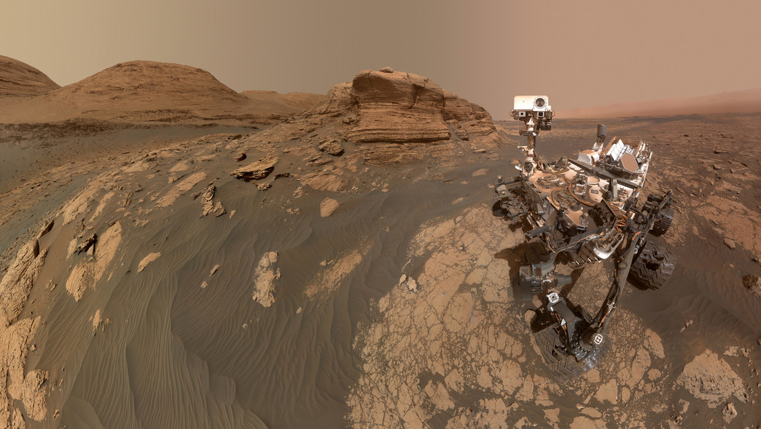 El róver Curiosity de la NASA se toma una selfi junto a una majestuosa formación rocosa en Marte