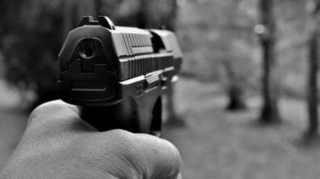 Un hombre mata "sin querer" de un disparo a su sobrino que grababa en su móvil una reunión (VIDEO)