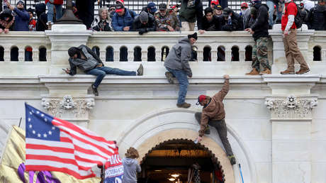 El FBI investiga posibles comunicaciones entre los congresistas y los manifestantes que irrumpieron en el Capitolio de EE.UU.