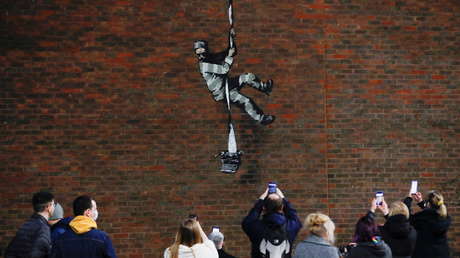 Banksy confirma la autoría del grafiti aparecido en el muro de la célebre cárcel británica de Reading (VIDEO)