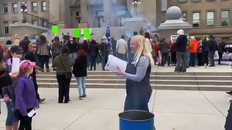 "Toma fuego, ¿tienes hambre?":  Padres exhortan a sus hijos a quemar mascarillas en una protesta anticovid en EE.UU. (VIDEOS)
