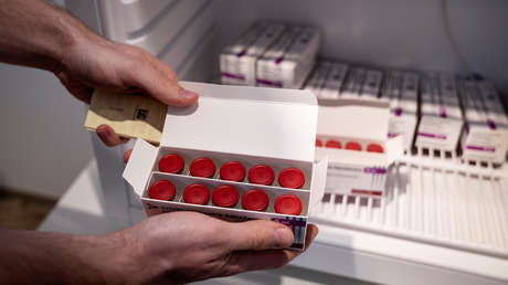 Varios países europeos suspenden la vacunación con el fármaco de AstraZeneca, mientras que la EMA dice que sus beneficios "superan" los riesgos