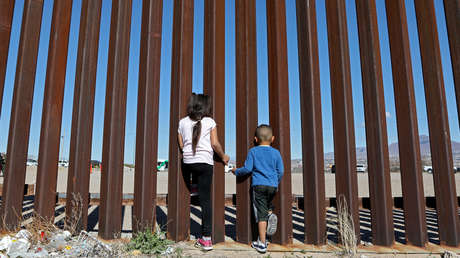 El número de migrantes menores no acompañados detenidos en la frontera sur de EE.UU. alcanza cifras récord
