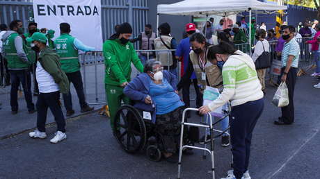 Lo que se sabe sobre la mujer mexicana de 75 años que falleció minutos después de recibir una vacuna