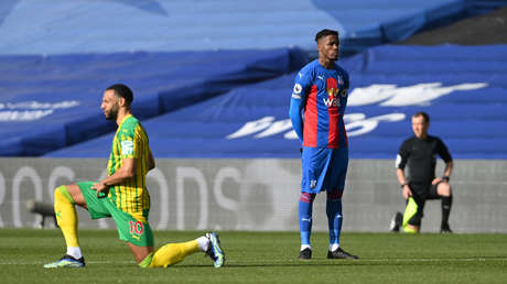 VIDEO: Jugador de la Premier League inglesa rechaza arrodillarse antes del inicio del partido en un gesto contra el racismo y explica su decisión