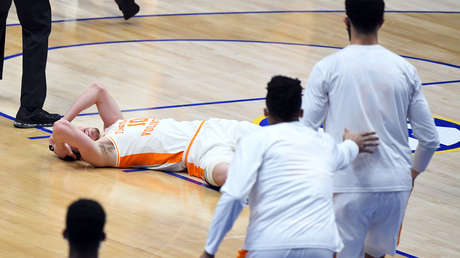 VIDEO: Un jugador de baloncesto deja con conmoción cerebral y fractura en la cara a un rival tras una dura agresión