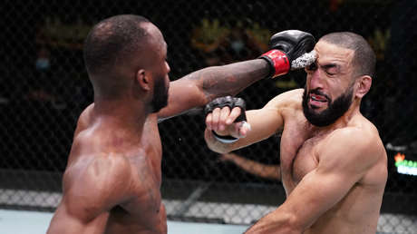 Una pelea estelar de la UFC termina sin resultado por un impresionante piquete en el ojo y enfurece a los fans (VIDEO)